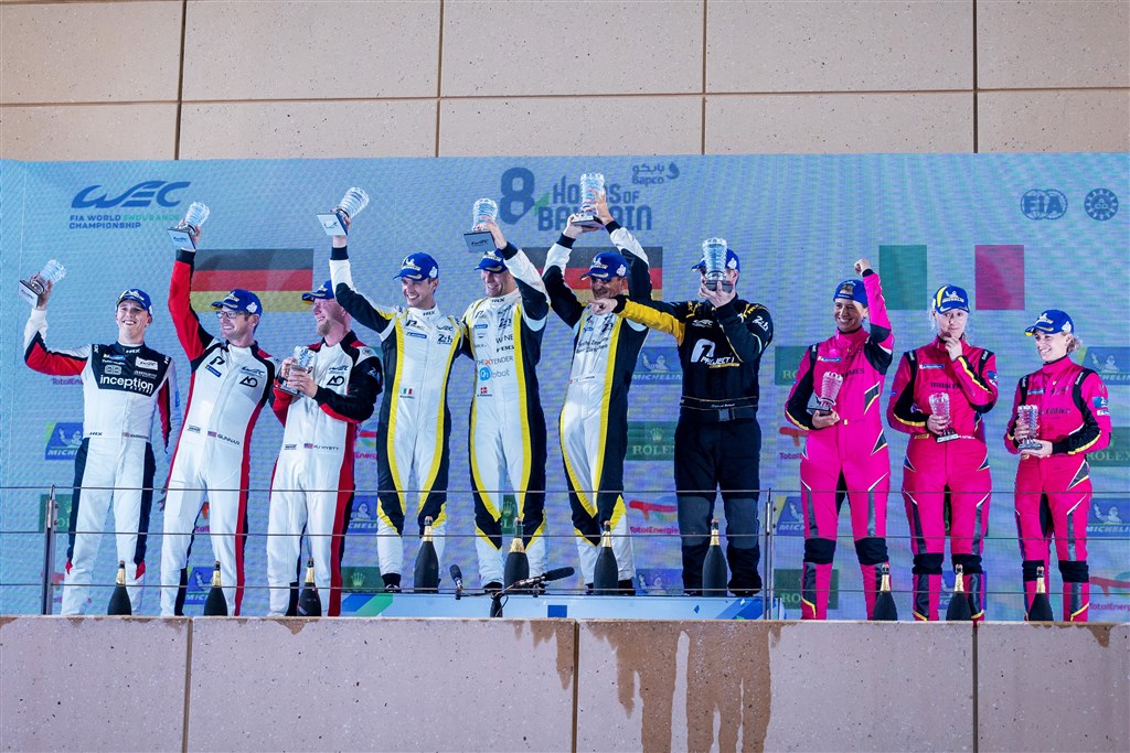 Glæden var stor, da Mikkel O. Pedersen med sine teamkammerater Matteo Cairoli og Nicolas Leutwiller kunne løfte vindertrofæerne.
(Foto: Jan Bodenbach)